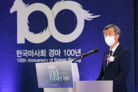 ‘한국경마 100년 기념식’에서 정기환 회장이 기념사를 갖는 모습. 사진=한국마사회 부산경남본부 제공.