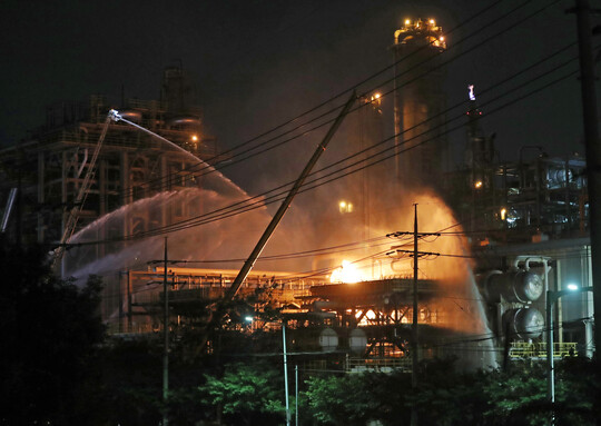 19일 오후 울산시 울주군 온산공단 에쓰오일 울산공장에서 폭발로 대형화재가 발생해 20일 오전까지 진화 작업이 이어지고 있다. 사진=연합뉴스