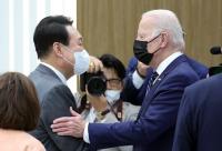 윤석열·바이든 만났다…첫 일정 삼성 반도체 공장 시찰