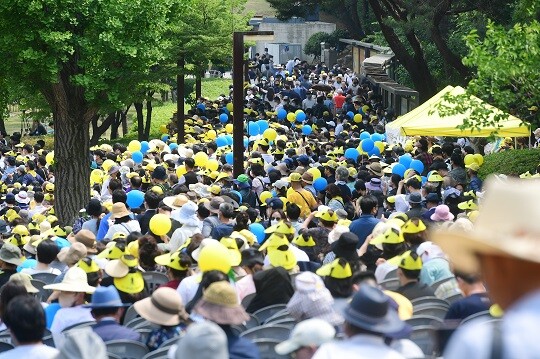 노무현 전 대통령 서거 13주기 추도식에 참석한 시민들 모습이다. 사진=연합뉴스