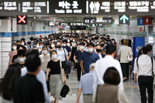 서울 동작구 사당역에 마스크를 쓴 직장인들이 퇴근하고 있다. 사진=박정훈 기자