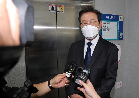 이재명 더불어민주당 계양을 보궐선거 후보자가 5월 27일 인천 계산4동행정복지센터에 마련된 투표소에서 투표를 마치고 기자들의 질문에 답하고 있다. 사진=국회사진취재단