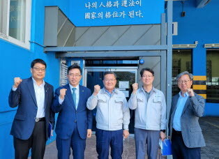 한국농수산식품유통공사 김춘진 사장(좌측 2번째)은 31일 ㈜해천글로벌을 찾아 수산물 가공처리시설을 살펴본 후 기념촬영을 하고 있다. 사진=한국농수산식품유통공사 제공