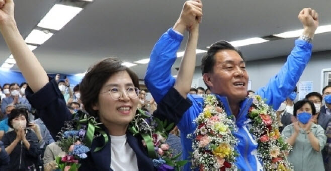 이재준 수원시장 당선인이 2일 당선이 확정된 후 환호하고 있다. 사진=이재준 수원시장 당선인 캠프 제공