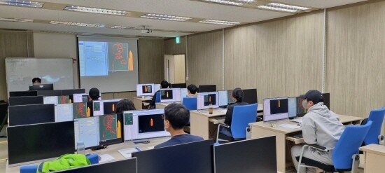 대우조선해양 정보시스템 교육 현장. 사진=경남도 제공