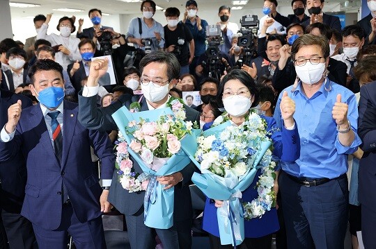 6·1전국동시지방선거 경기도지사 선거에서 김동연 더불어민주당 후보가 당선 확정 후 꽃다발을 들고 환호하고 있는 모습. 사진=최준필 기자