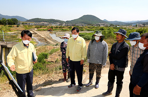 주낙영 시장이 지난 2일 오후 서악지구 가뭄 현장을 찾아 농업용수 확보 대책을 점검하고 있다. 사진=경주시 제공