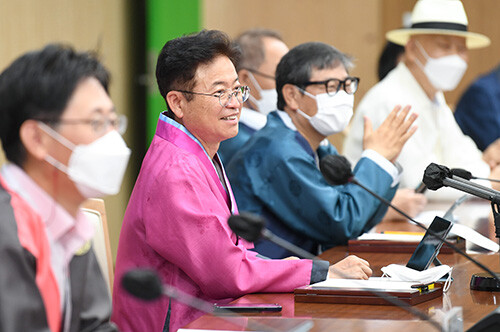 지난 3일 이철우 지사가 한복 근무복을 입고 간부회의를 주재하고 있다. 사진=경북도 제공