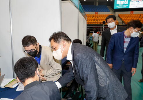 이재준 수원특례시장 당선인이 9일 수원시 일자리박람회에 참석해 업체 담당자 및 구직자와 인사를 나눴다. 사진=수원시 제공