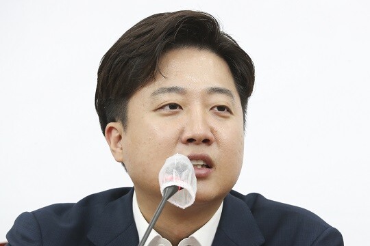 이준석 국민의힘 대표(사진)는 윤석열 대통령의 부인 김건희 여사의 행보가 사적 경로로 유통되는 것에 대해 “문제의식을 갖고 있다”고 말했다. 사진=임준선 기자