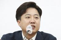 이준석 "김건희 여사 행보, 사적 경로 유통 문제 있다"