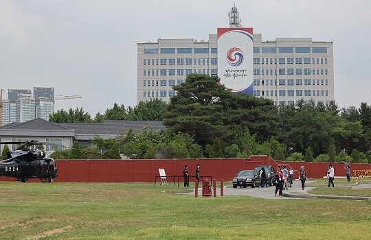 시범 개방된 대통령 집무실 인근의 용산공원 부지에서 시민들이 경호 장비 등을 보고 있다. 사진=연합뉴스