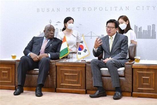 박형준 시장이 알루 완유 외젠 비티 주한 코트디부아르 대사를 접견하는 모습. 사진=부산시 제공