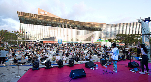 경주화백컨벤션센터(HICO) 야외광장에서 ‘경주 술술페스티벌’ 축제가 진행되고 있다. 사진=경주시 제공