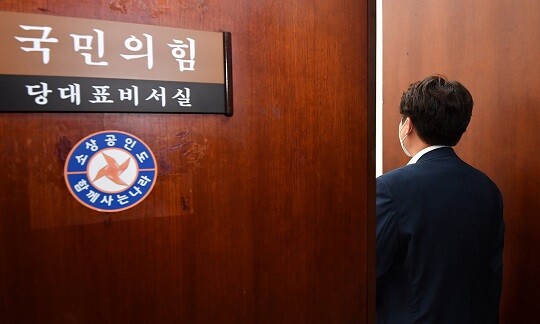 이준석 국민의힘 대표가 국회 당대표실로 향하고 있는 모습. 사진=박은숙 기자