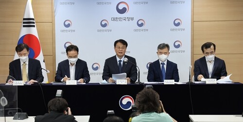 지난 6월 21일 정부서울청사에서 열린 부동산 정책 관계부처 합동브리핑에서 방기선 기재부 차관(왼쪽 세 번째)이 발언하고 있다. 사진=연합뉴스