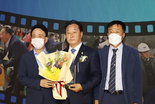 장명우 양평군이장협의회장이 정동균 군수에게 감사패를 전달하고 있다. 사진=김현술 기자