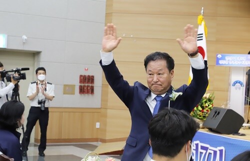 퇴임사를 마치고 참석자들을 향해 인사하는 정동균 군수. 사진=김현술 기자