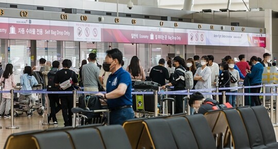 최근 유럽에서 재유행이 시작되면서 한국에서도 여름 휴가철에 코로나19 재유행이 시작될 위험성이 커지고 있다. 국내 한 공항의 모습으로 기사의 특정 내용과 관련 없음. 사진=최준필 기자