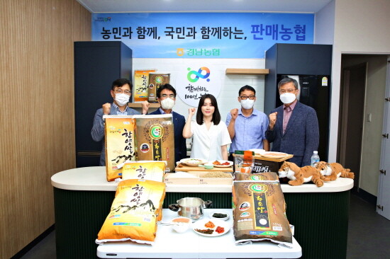 라이브커머스 진행 모습. 사진=경남농협 제공
