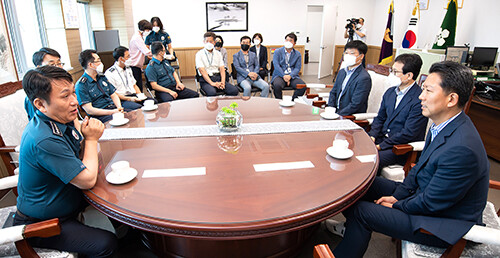 4일 김장호 시장이 구미경찰서를 찾아 현안 사항을 청취하고, 시정 방향을 공유하고 있다. 사진 오른쪽 첫번째 김장호 시장 시진=구미시 제공