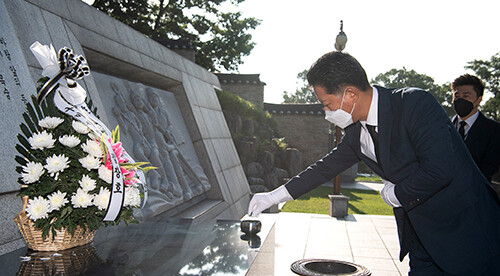 김장호 구미시장이 지난 1일 오전 충혼탑(선산읍 비봉산 소재)을 참배하고 있다. 사진=구미시 재공