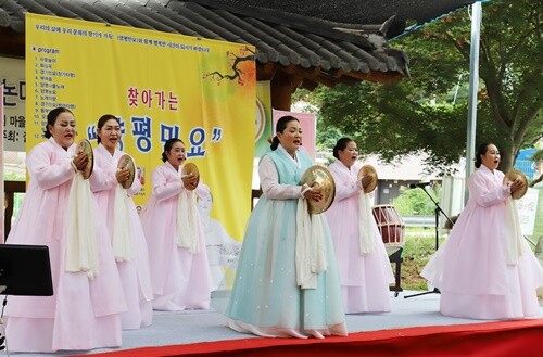 오후 1시 30분부터 개최된 주민화합의 무대에서 문화예술yp민요 회원들이 회심곡을 부르고 있다. 사진=김현술 기자