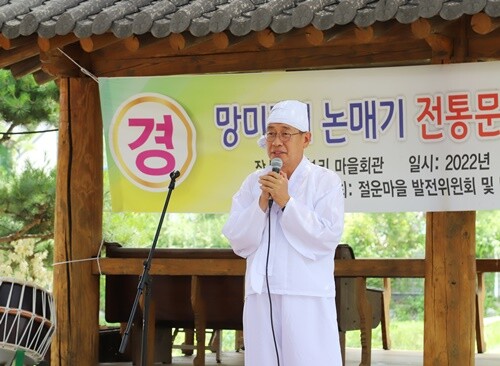 민복을 차려 입고 직접 논매기 재연행사에 참석한 전진선 군수가 인사말을 하고 있다. 사진=김현술 기자