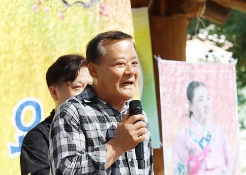 인사말을 하는 망미1리 소병근 이장. 사진=김현술 기자