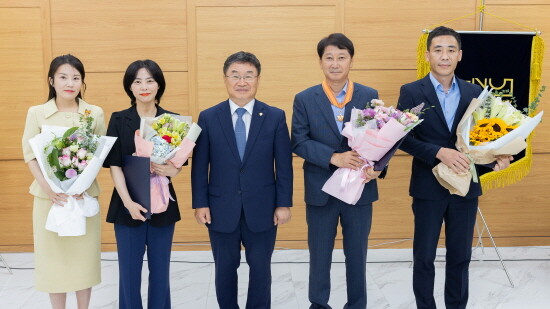 정부포상을 받은 교직원들이 권순기 총장과 기념촬영을 갖는 모습. 사진=경상국립대 제공