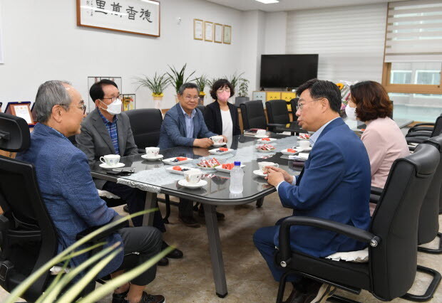 신상진 성남시장이 7일 대한노인회 중원구지회를 방문, 차담을 나누고 있다. 사진=성남시 제공