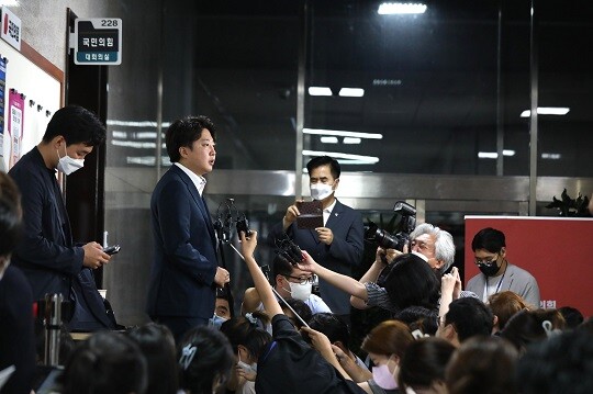 이준석 국민의힘 대표가 8일 새벽 국회에서 열린 당 중앙윤리위원회를 마친 후 입장을 밝히는 모습. 사진=박은숙 기자