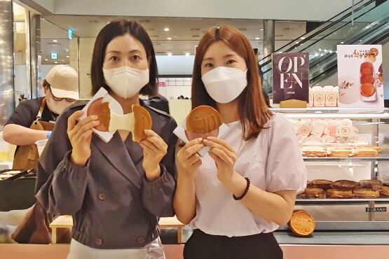 ‘치즈몽땅 카페 황금십원빵’ 팝업매장에서 직원들이 십원빵을 소개하고 있다. 사진=신세계 센텀시티 제공
