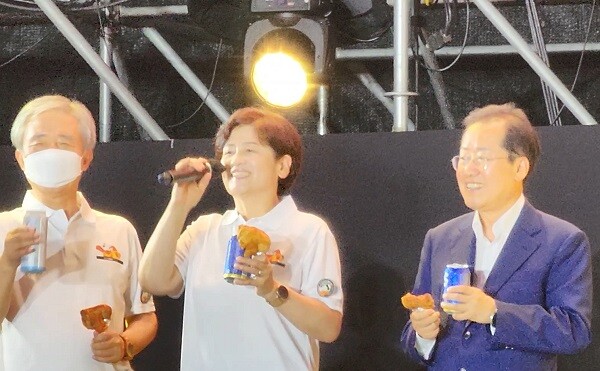 '치맥의 성지 대구에서!' 강은희 대구시교육감이 건배제의를 외치자 세계시민들이  '대구(Daegu)!'를 외치며 맥주를 들이키고 치킨을 뜯고 있다. 사진=남경원 기자