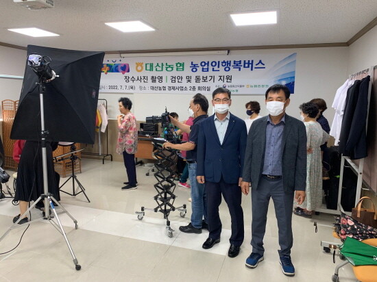 장수사진 촬영 현장 모습. 왼쪽부터 박성호 지부장, 정의일 대산농협 조합장. 사진=경남농협 제공