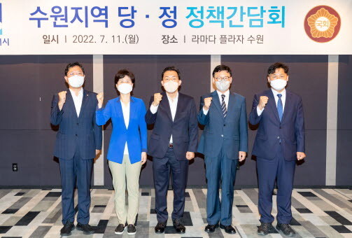 김승원 의원, 백혜련 의원, 이재준 시장, 박광온 의원, 김영진 의원이 함께하고 있다. 사진=수원시 제공