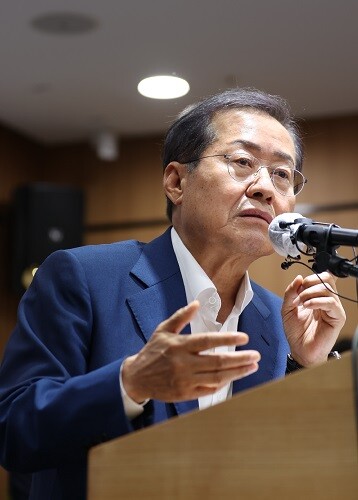 홍준표 대구시장이 지난 5일 오후 대구시청 2층 브리핑룸에서 기자회견을 갖고 있다. 사진=남경원 기자