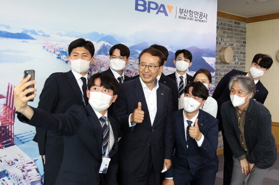 강준석 사장이 MZ세대 신규입사자와 적극 소통에 나선 모습. 사진=BPA 제공