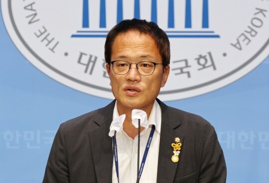 7월 8일 박주민 더불어민주당 의원이 서울 여의도 국회 소통관에서 기자회견을 열고 당 대표 선거 출마를 선언하고 있다. 사진=이종현 기자