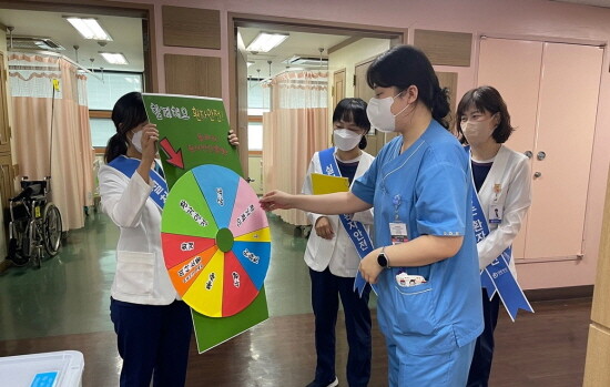 2022 환자안전 및 감염관리 주간 직원 Quiz 풀이 진행 뫃습. 사진=대동병원 제공