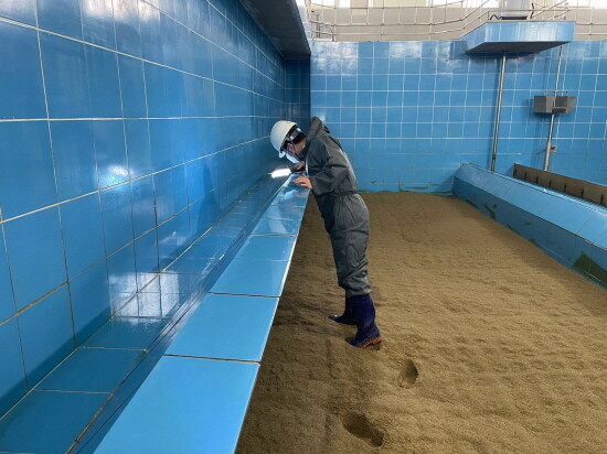 모래여과지 내부벽면 확인 장면. 사진=경남도 제공