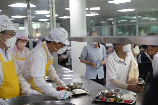 배식봉사를 하고 있는 최영식 본부장(중앙). 사진=경남농협 제공