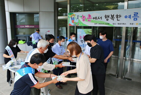 해성디에스 직원들에게 진공 포장된 쌀과 고향사랑기부제 및 팜스테이마을 홍보물을 배부하는 모습. 사진=경남농협 제공