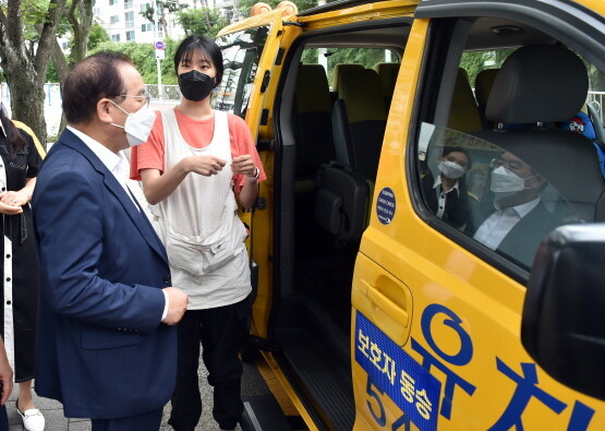 하윤수 부산광역시교육감이 27일 오전 어린이 통학차량과 통학로를 점검하고 있다. 사진=부산시교육청 제공