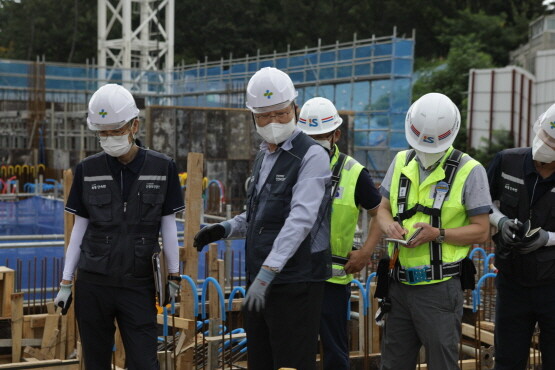 안종주 안전보건공단 이사장이 현장점검의 날을 맞아 울산지역 건설현장에서 관계자에게 근로자 폭염예방 대책 등을 설명했다. 사진=안전보건공단 제공