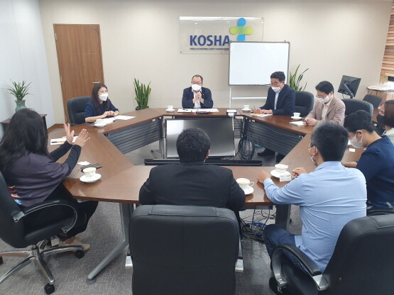 송병춘 경영이사가 개도국 연수 참가자들과 간담회를 갖는 모습. 사진=안전보건공단 제공