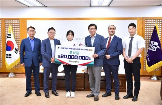 포상금 전달 장면. 사진=부산시 제공