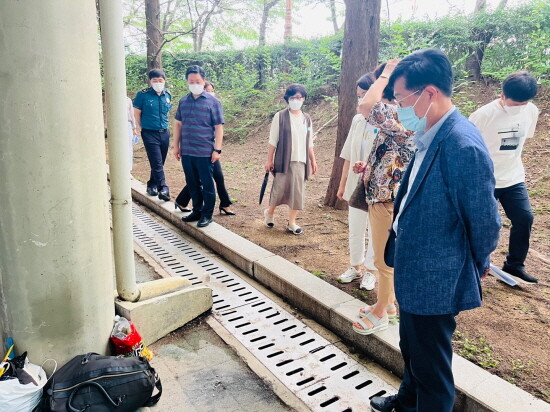 거리노숙인 민관합동점검 모습. 사진=경남도 제공