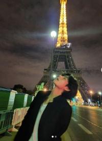 방탄소년단 뷔, 파리 에펠탑 앞에서 화보급 인증샷 ‘훈남美’