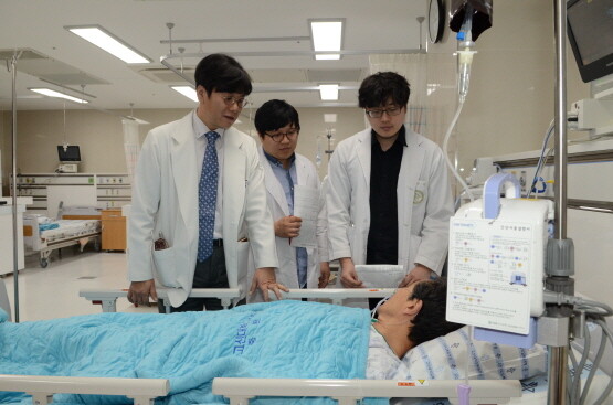 뇌졸중집중치료실 모습. 왼쪽이 신경과 김명국 교수. 사진=고신대복음병원 제공